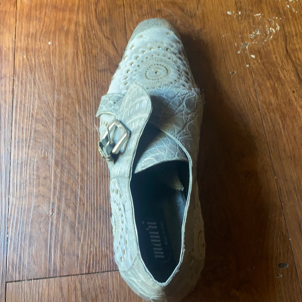 Am selling it cuz it’s hurst my feet and it doesn’t fit